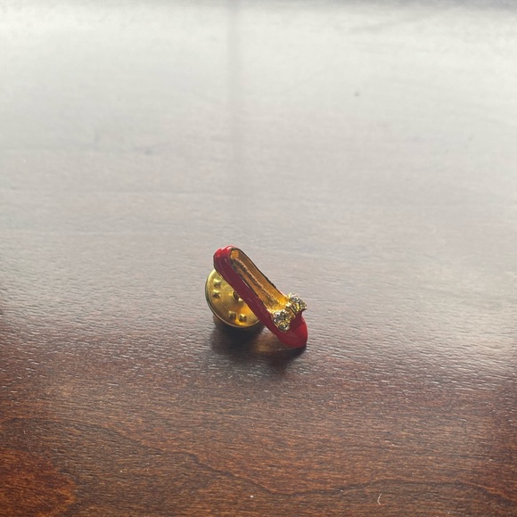 Dorothy’s Ruby Slipper Wizard of Oz Collector’s Pin - Picture 2 of 3